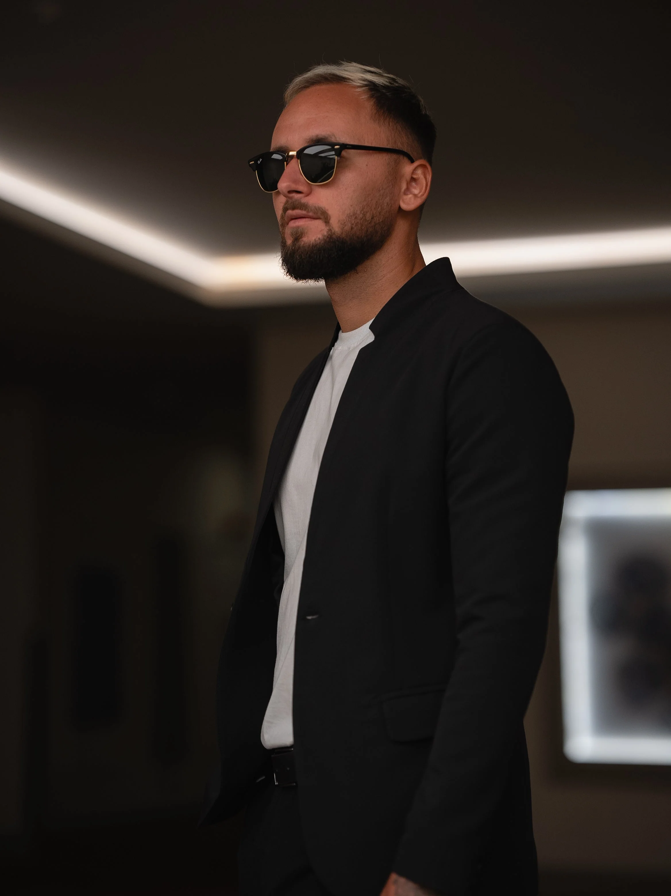 Stand-Collar Suit - Image 10