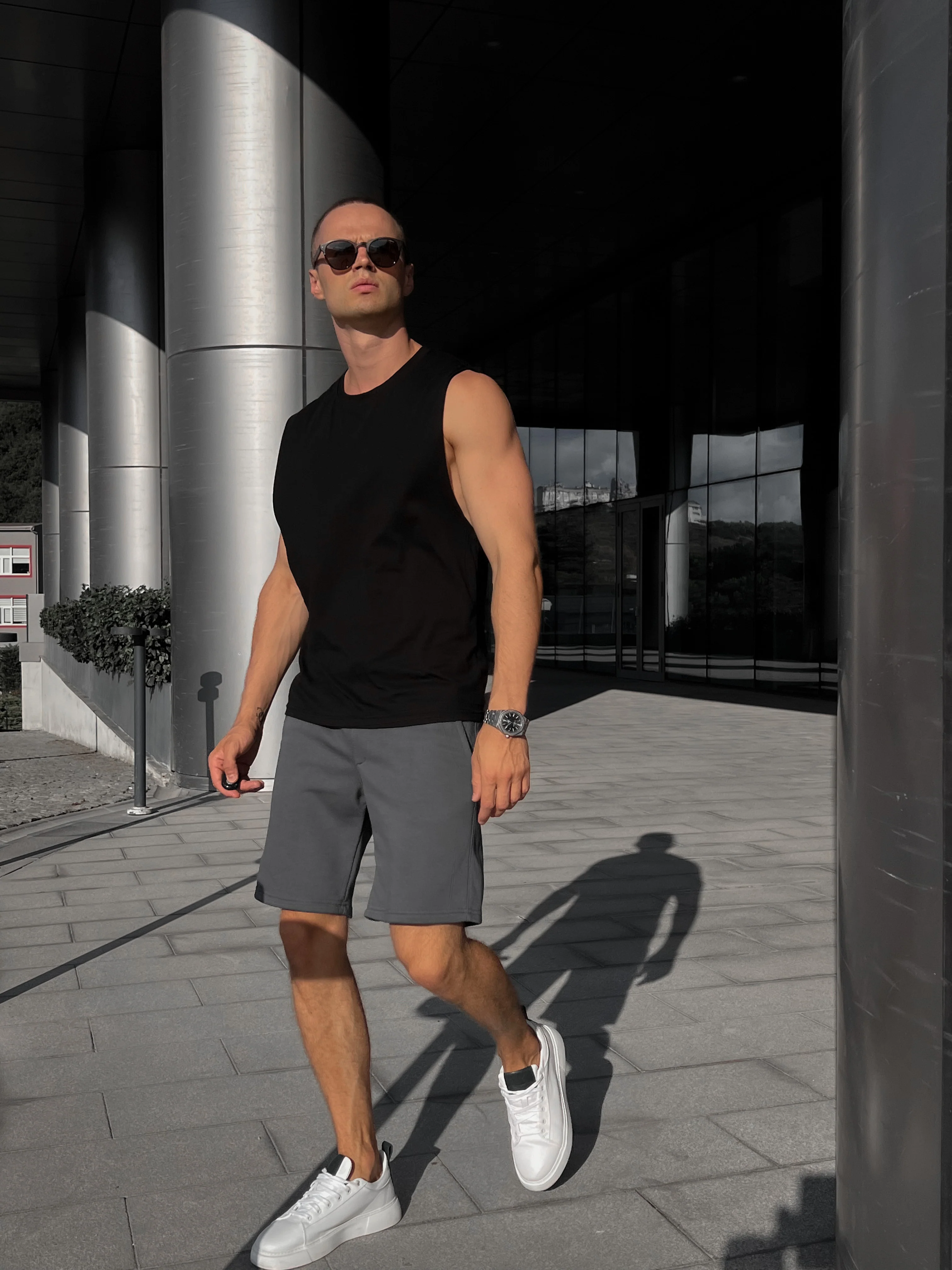 Three-thread sweat shorts - Image 9